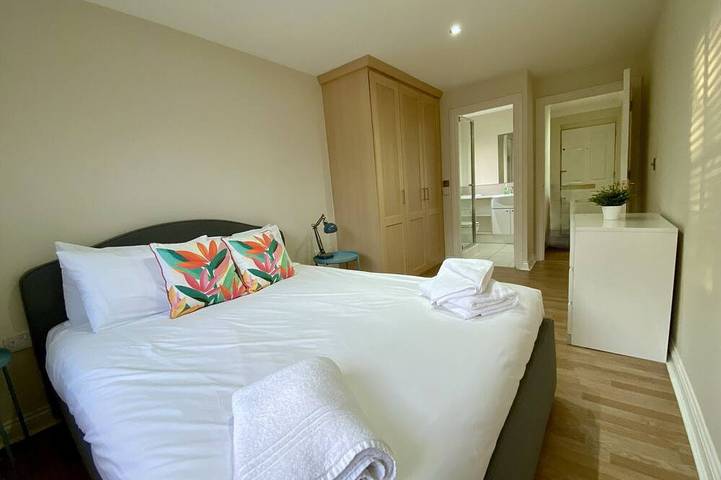 Ganze Wohnung, Woking 2-Bed Flat with Balcony and Parking in Woking, Surrey