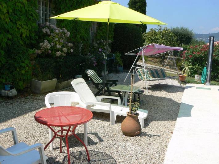 Gîte pour 2 personnes, avec piscine ainsi que vue et jardin à Peymeinade - 4
