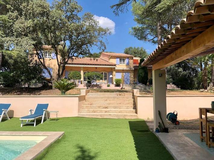 Location de vacances pour 15 personnes, avec jardin ainsi que piscine et terrasse, animaux acceptés à La Bastide-des-Jourdans