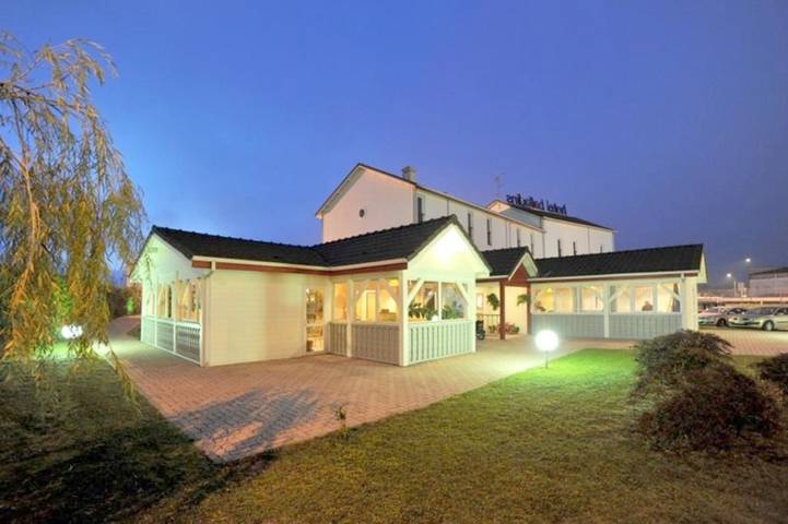 Hôtel pour 5 personnes, avec terrasse, animaux acceptés à La Chapelle-Saint-Luc - 2