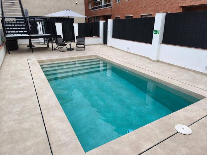 Casa de huéspuedes, con Balcón y Terraza además de Piscina y Vistas en Pineda de Mar