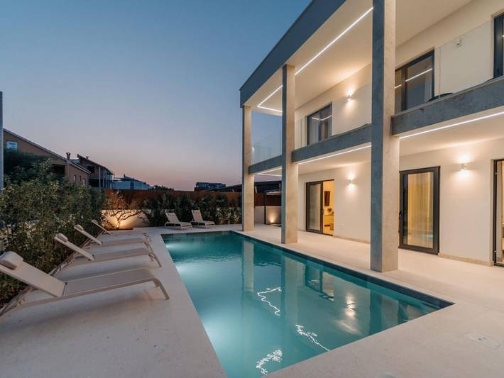 Villa pour 10 personnes, avec terrasse ainsi que piscine et jardin à Turanj
