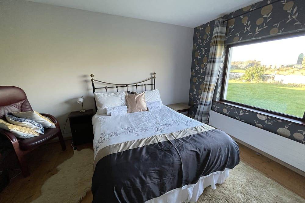 Spacious shore-side bungalow in an exclusive and historic location in Irland