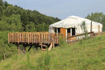 Yourte pour 7 personnes, avec terrasse ainsi que jardin et jacuzzi dans le Puy-de-Dôme
