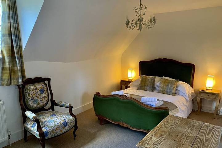 Kentish Oast, Cottage and Barn in stunning private grounds with swimming pool in Hollingbourne, Kent