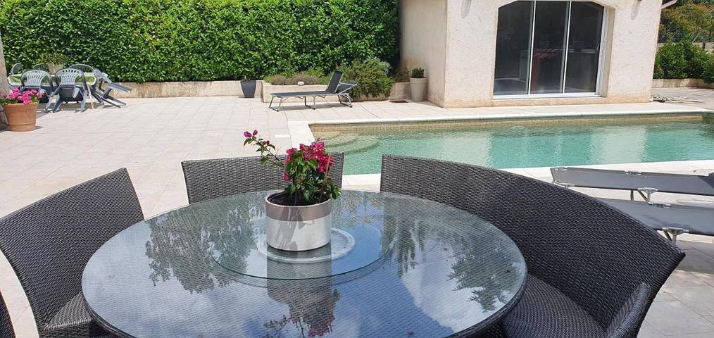 Location de vacances pour 2 personnes, avec vue ainsi que jardin et piscine à Saint-Cézaire-sur-Siagne - 3