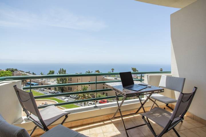 Ganze Wohnung, Sonnige Ferienwohnung mit Meerblick • Pool & Weitblick in Caniço, Madeira