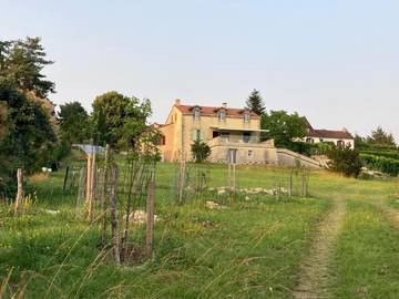 Gîte pour 5 personnes, avec terrasse ainsi que vue et jardin à Plazac