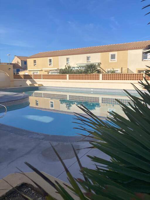Gîte pour 6 personnes, avec vue et jardin ainsi que vue sur le lac et piscine dans Plage des Aresquiers - 3