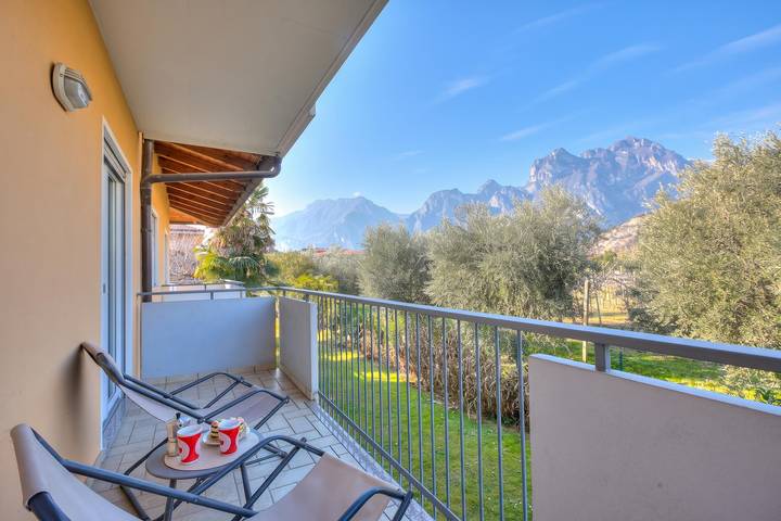 Appartamento intero, Agritur Laura- Essenza di rosa 2 with Shared Garden in Torbole, Nago-Torbole