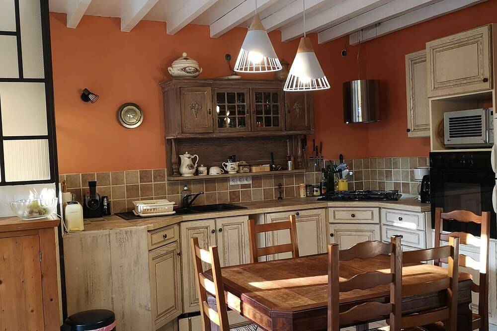 Gite La Tanière d'Ysengrin a cosy house in the heart of a Burgundy village in Saint-Franchy, Nièvre