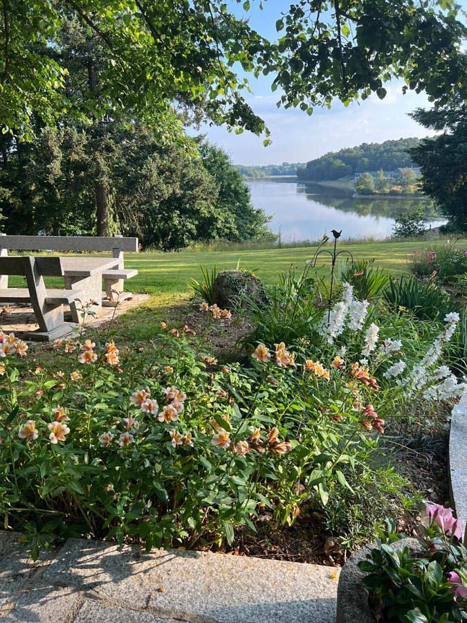 Location de vacances pour 8 personnes, avec vue sur le lac ainsi que vue et jardin à Erbrée