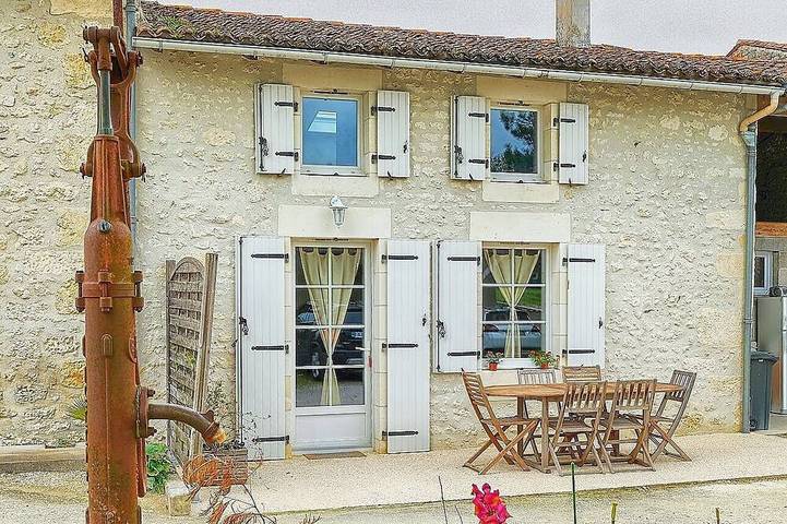 Location de vacances pour 6 personnes, avec terrasse et jardin à Nieul-lès-Saintes