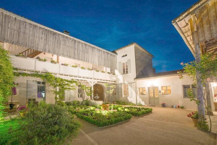 Chambre d’hôte pour 3 personnes, avec Balcon et Jacuzzi ainsi que Terrasse et Jardin