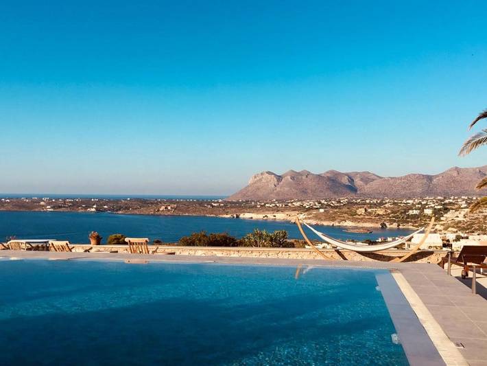 Apartahotel para 2 personas, con piscina además de vistas y jardín en Creta