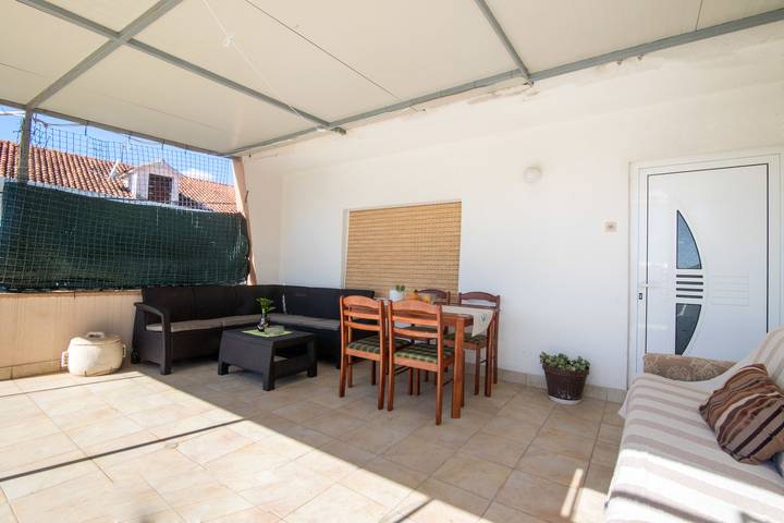 Apartamento entero, Apartamento de vacaciones para 4 personas con terraza in Trogir, Condado de Split-Dalmacia