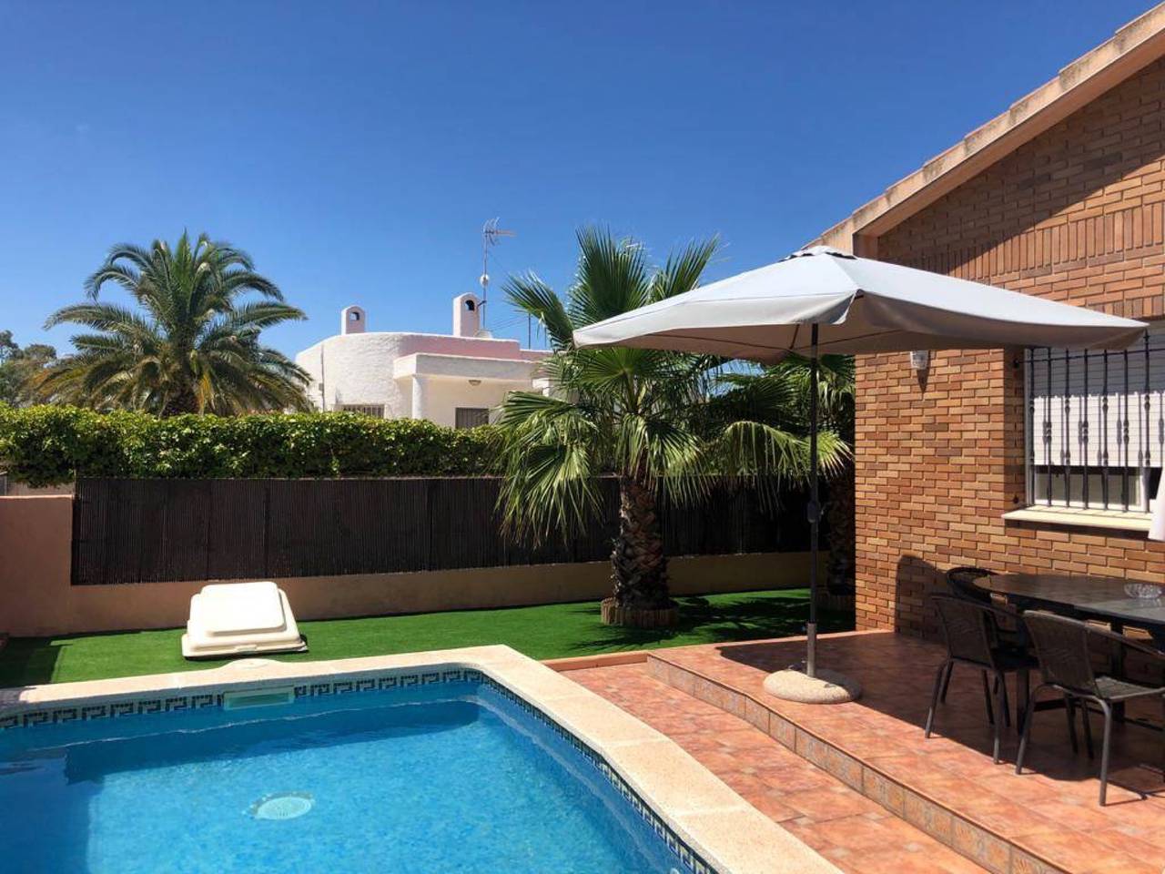 Casa de vacaciones 'M Angels' con piscina privada, Wi-Fi y aire acondicionado in Riumar, Delta del Ebro