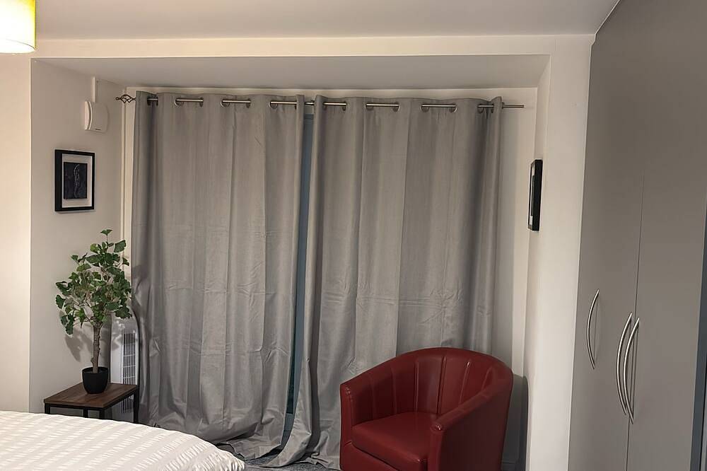 Entire apartment, Quiet Ground-Floor Apartment | Heathrow, Windsor & London at Your Doorstep in Slough, Berkshire