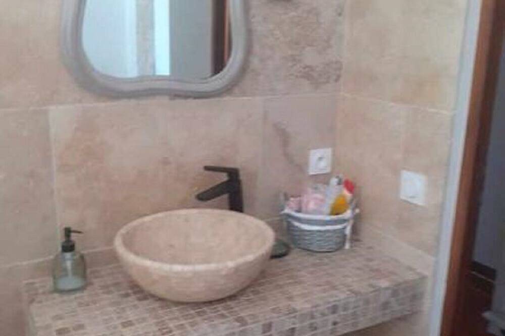 Mas Pacha welcomes you to its pleasant guest rooms in Provence.  in L'Isle-sur-la-Sorgue, Vaucluse