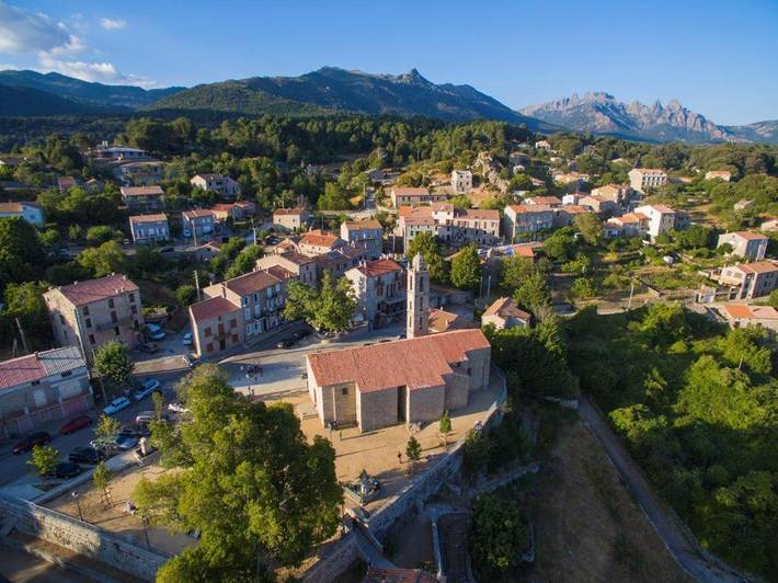 Location de vacances pour 4 personnes, avec Terrasse ainsi que Jardin et Vue à Quenza