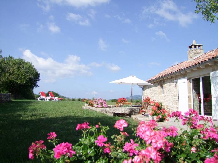 Gîte pour 5 personnes, avec terrasse ainsi que jardin et piscine à Castelnau-Pégayrols - 2