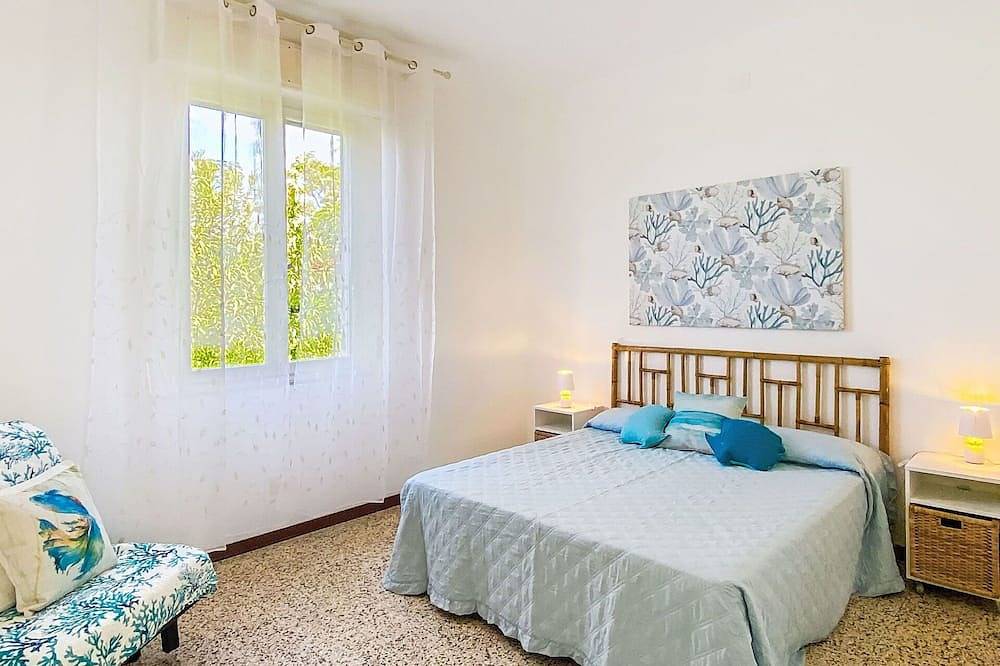 Entire apartment, Lovely apartment for 6 people with Wifi, Tv, patio and pets allowed in Castiglioncello, Rosignano Marittimo
