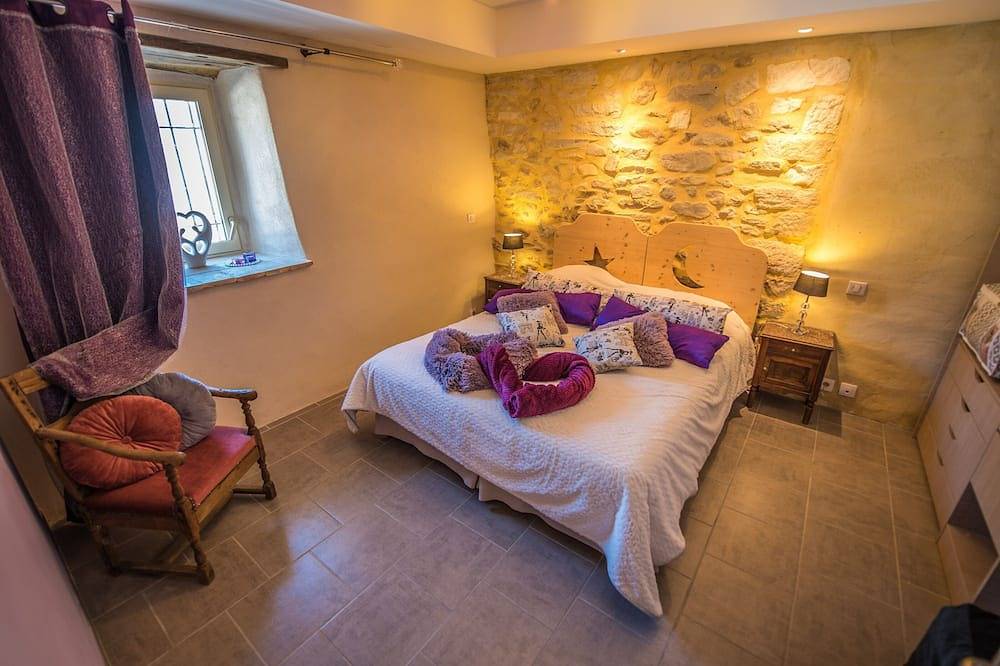 Gite avec jacuzzi privatif dans un mas provençal in Allègre-les-Fumades, Région d'Alès