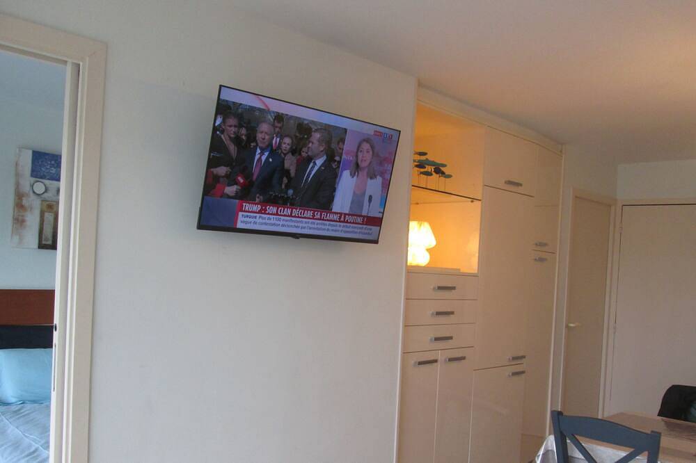 Entire apartment, T2 Magnificent Port View, Parking, Beach 100m, Swimming Pool, Wifi, Thalasso 50m in Hendaye, Bayonne region