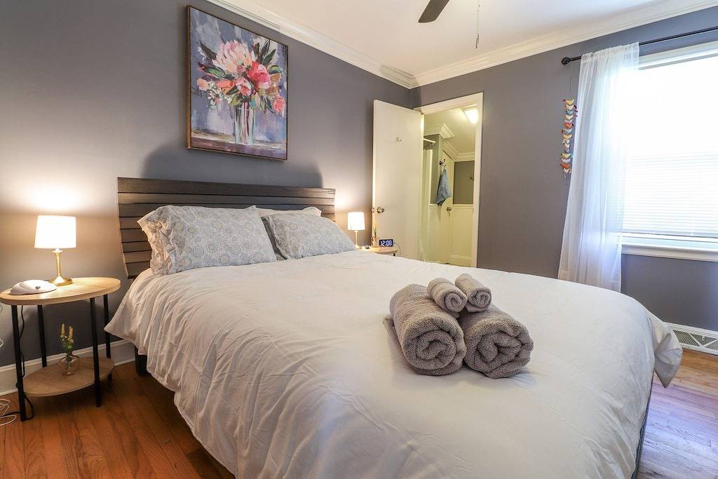 ⭐️ Amelia’s Retreat ⭐️ @ Greensboro 🐕🏥🏙🏊‍♀️🛍🍔🥂 Close in Greensboro, Guilford County