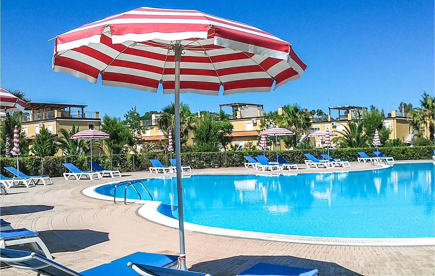 Ganze Ferienwohnung, Appartement am Pool mit WiFi & Parkplatz ~ 600m zum Strand in Pizzo, Vibo Valentia Provinz