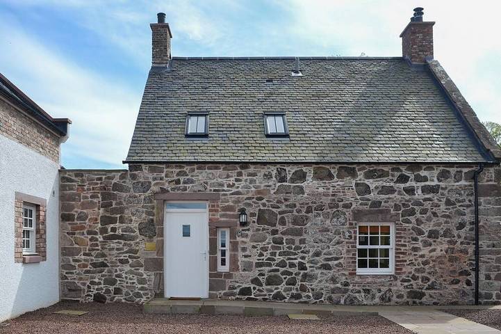 Cottage for 2 people, with garden, with pets in Angus