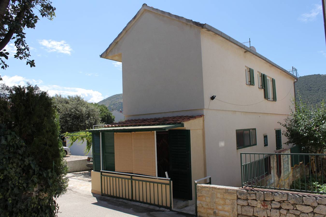 Ganze Wohnung, 2-Zimmer-Ferienwohnung am Strand Grebastica, Sibenik A-6437-b in Grebastica, Šibenik-Knin