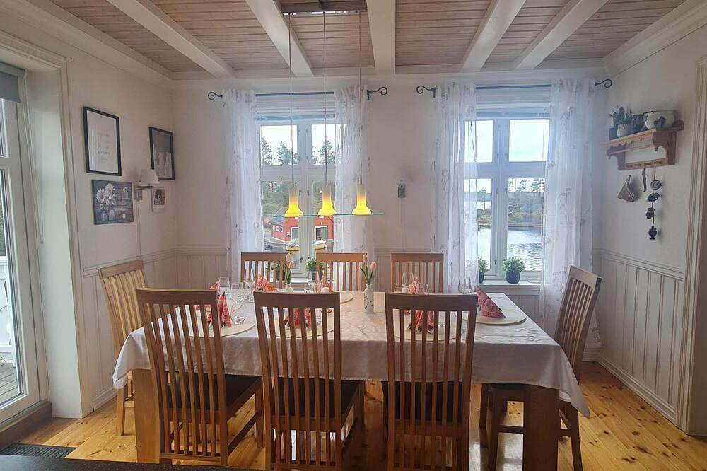 Familienfreundliche Fjordvilla mit Boot und Pool nahe Bergen in Lindås