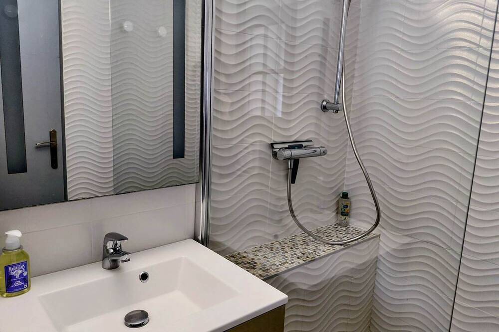 Entire apartment, Cozy 50m² Apartment – 6 min from the beach, private parking & air conditioning in Saintes-Maries-de-la-Mer, Arles region