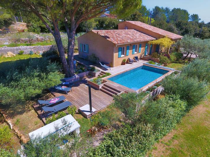 Gîte pour 6 personnes, avec piscine, adapté aux familles à Carcès
