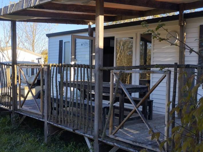 Mobil home pour 5 personnes, avec terrasse et piscine à Martiel