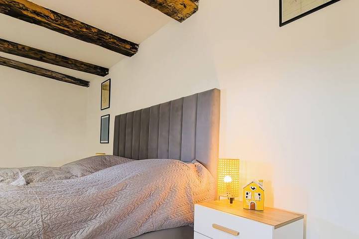 Ganze Wohnung, King- Elegant Minimalist Loft with Rustic Beams and Industrial Accents in Gnesen, Großpolen