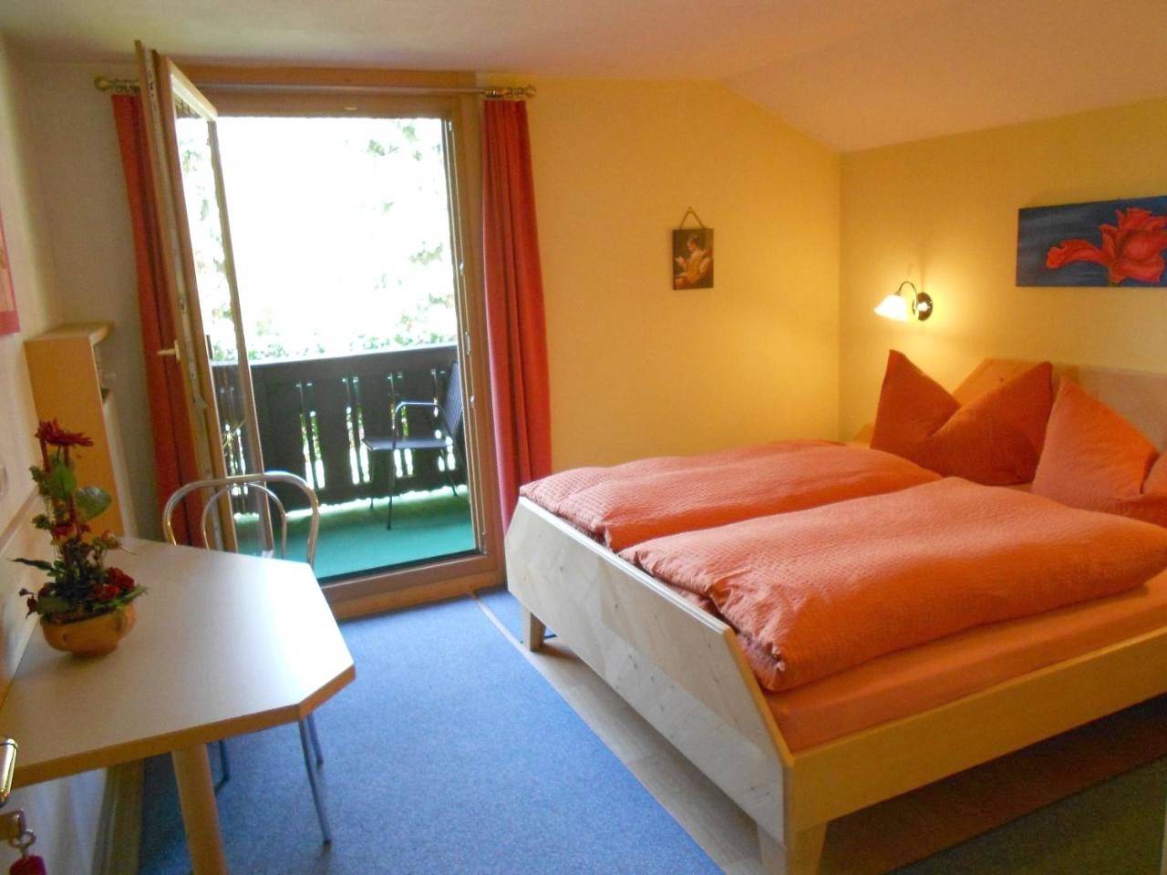 Ganze Wohnung, Two-Bedroom Apartment with Balcony in Obsteig, Bezirk Imst