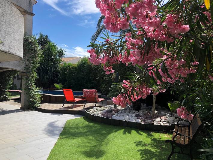Appartement de vacances pour 4 personnes, avec terrasse ainsi que piscine et jardin