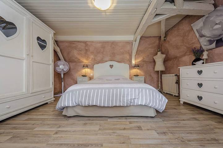 Location de vacances pour 12 personnes, avec terrasse et jardin, animaux acceptés à Lacropte - 4