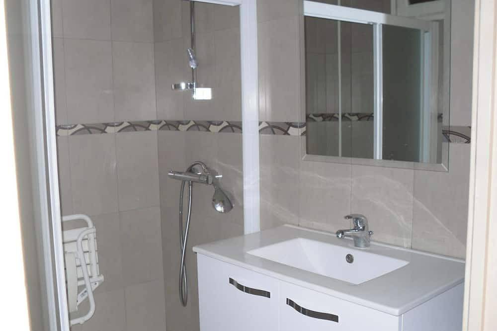 Village house near spain, sea, lake, shops nearby in Le Boulou, Céret region