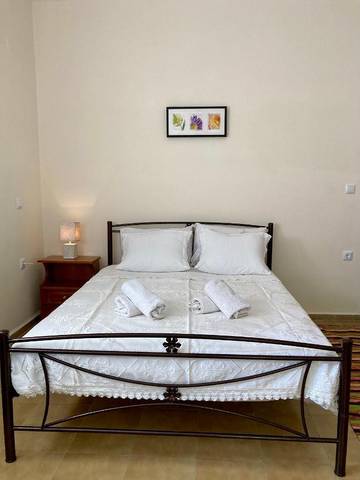 Cottage pour 2 personnes, avec terrasse et jardin dans Leonidion