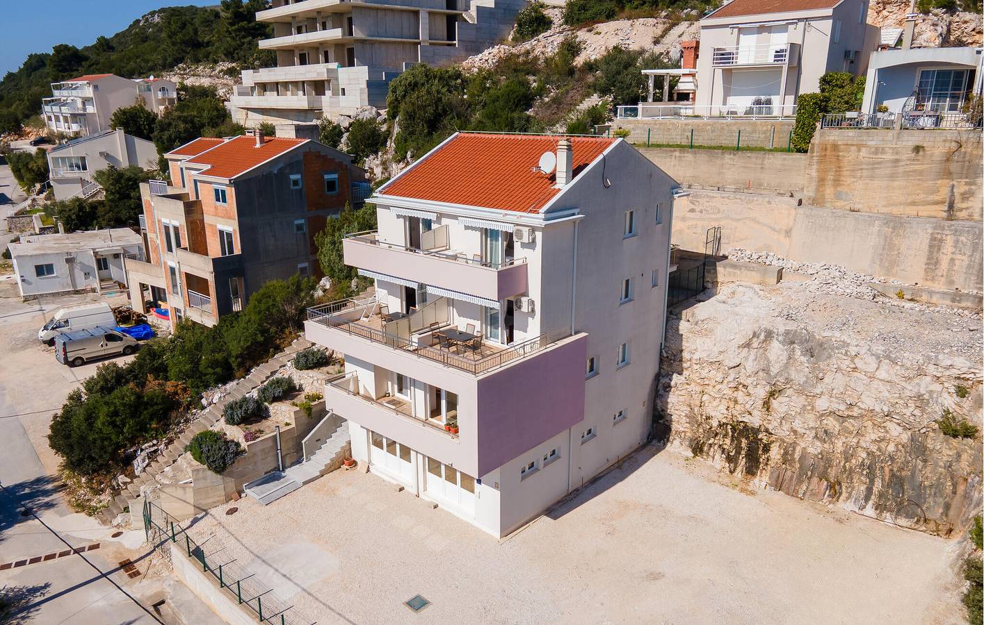 Ganze Ferienwohnung, Gemütliche Wohnung mit Terrasse, WLAN und Parkplatz, 100 m bis zur Küste in Komarna, Dubrovnik-Neretva