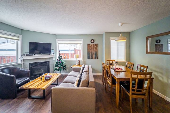 Vacation rental for 8 people, with yard and pool as well as hot tub, with pets in Banff National Park