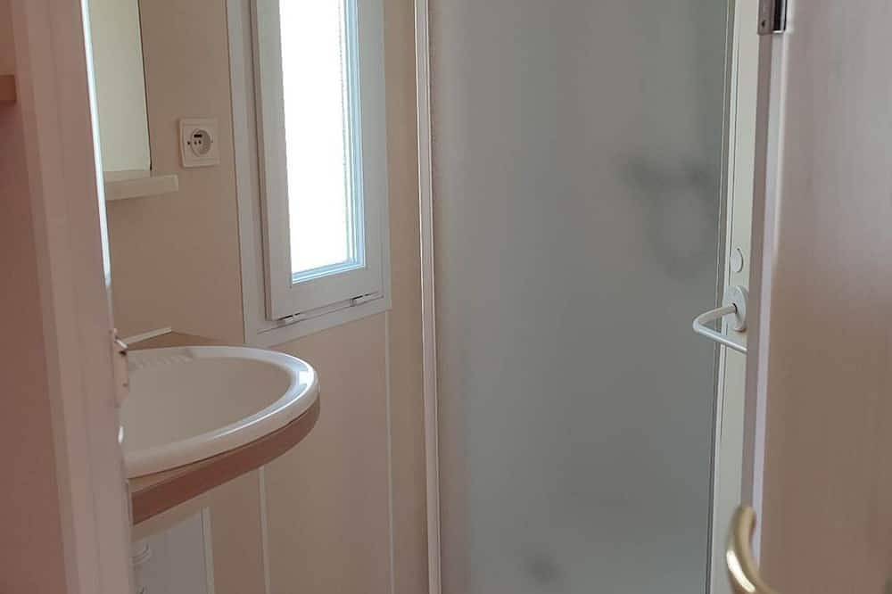 Charming mobile home with terrace - 4 guests in La Tour-d'Auvergne, Volcans d'Auvergne Regional Nature Park