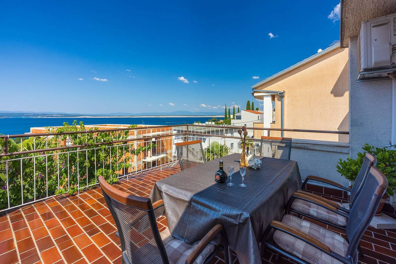Ganze Wohnung, Komfortables Apartment nur 250 Meter zum Sandstrand mit privater Dachterrasse und Meerblick in Crikvenica, Primorje-Gorski Kotar