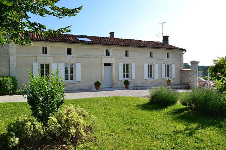 Gîte pour 4 personnes, avec jardin et terrasse en Charente