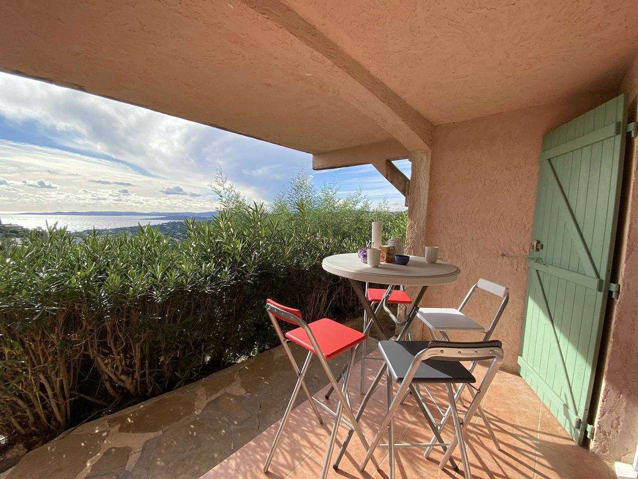 Appartement entier, Studio familial avec terrasse, piscine, tennis et parking aux Issambres in Roquebrune-sur-Argens, Côte méditerranéenne (France)