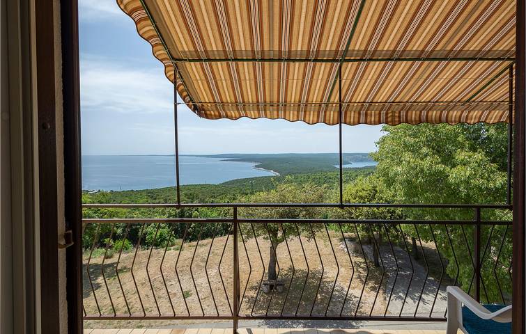 Ganze Ferienwohnung, Gemütliches Apartment mit 1 Schlafzimmer, Meerblick, WLAN und Terrasse, 1,5 km vom Strand entfernt in Raša, Ostküste Istrien
