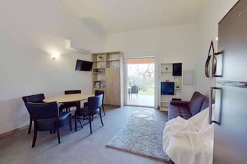 Mini Villa 2 /4 pers. terrace, garden, private covered parking And Common Swimming Pool in Porto-Vecchio, Sartène und Umgebung